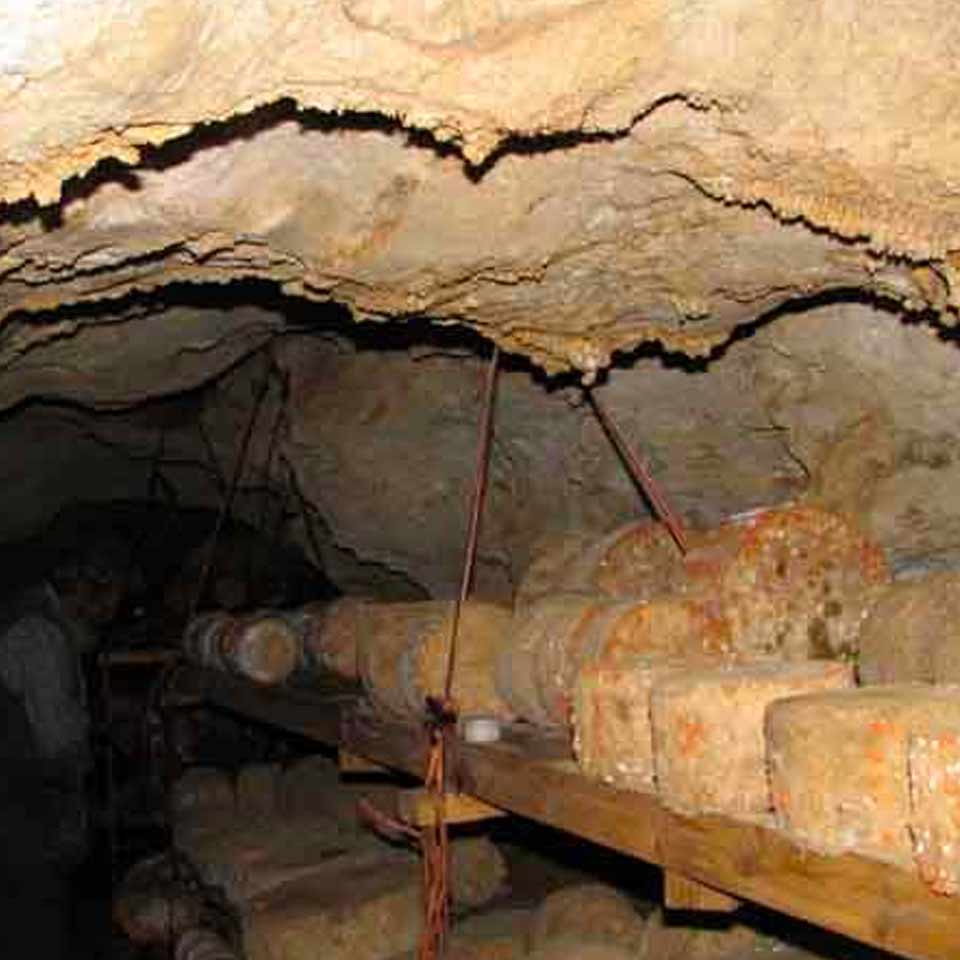 Maduración del queso Gamoneu en cuevas
